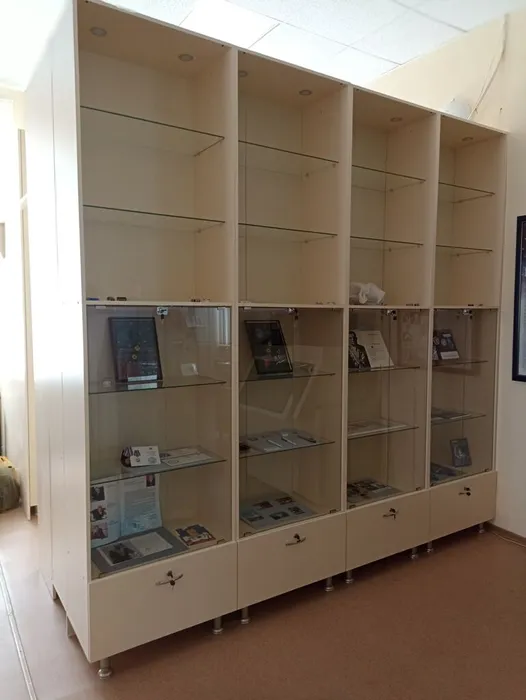 шкаф витрина.jpg