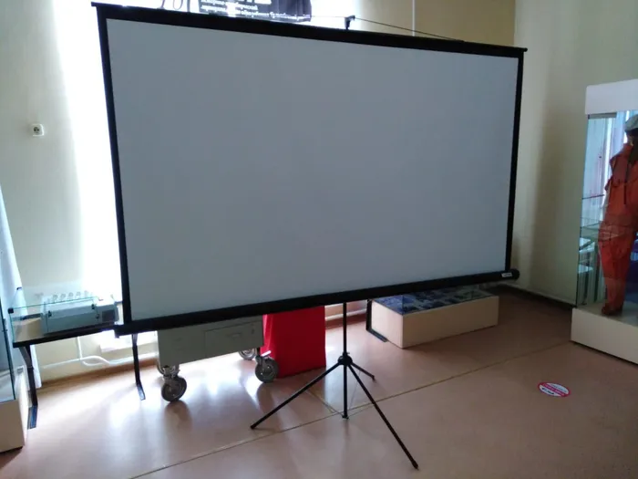 Экран для проектора LumienEco View LEV-100112.jpg