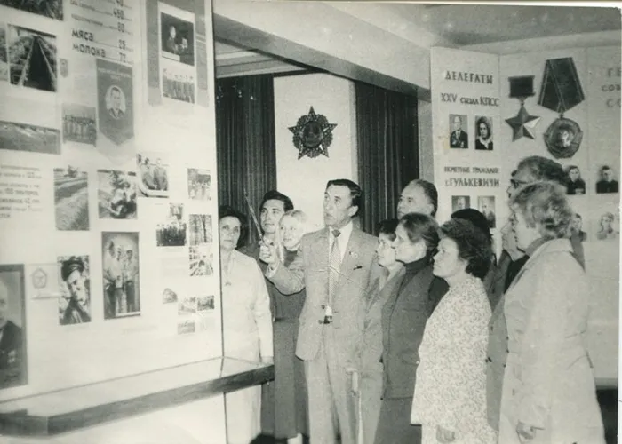 Е.С.Смык ведет экскурсию