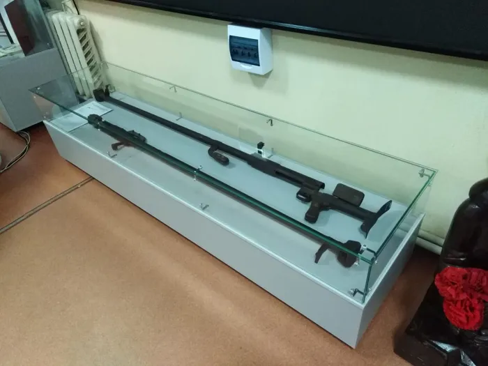 витрина горизонтальная для предметов оружия.jpg